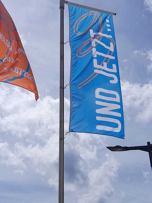 Holger Bunk – Visual identity for exhibition „und jetzt …“ (CI) – flag / © Gabriele Götz