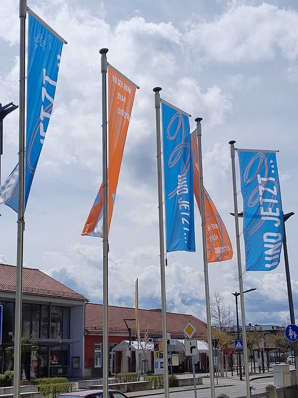 Holger Bunk – Visual identity for exhibition „und jetzt …“ (CI) – flags / © Gabriele Götz