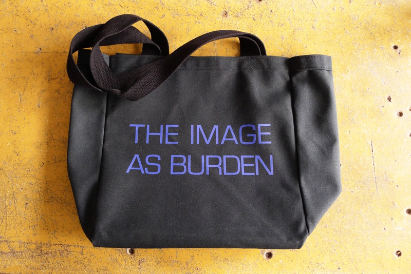 Marlene Dumas: Merchandising material (bag) / © Gabriele Götz